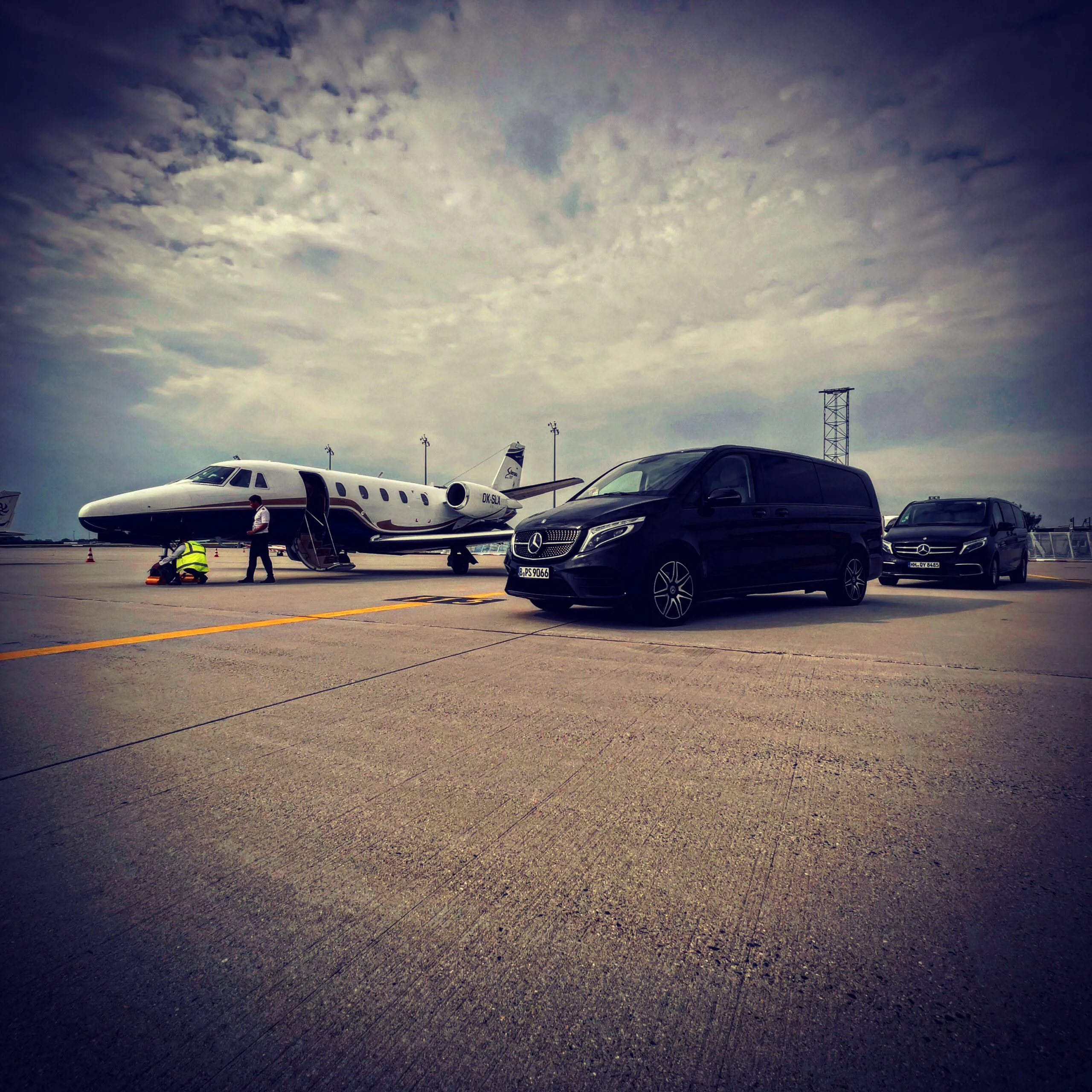 Privatjet mit Chauffeurfahrzeugen auf dem Vorfeld