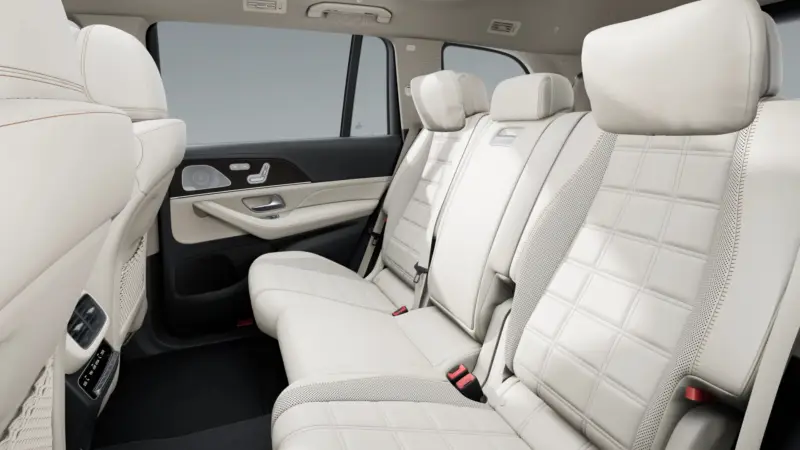 Fond des Mercedes-Benz GLS mit Blick auf die Rücksitze